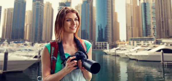 Женщина с рюкзаком и камерой над Дубай Сити — стоковое фото
