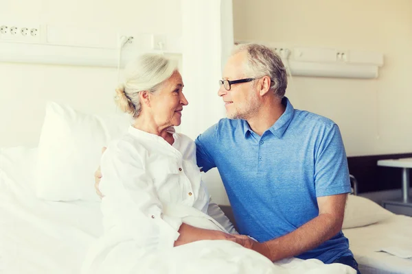 Spotkanie pary seniorów na oddziale szpitalnym — Zdjęcie stockowe