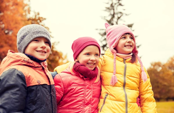Őszi parkban átölelve boldog gyermekek csoportja — Stock Fotó