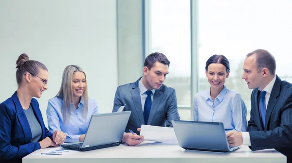 Équipe d'affaires avec ordinateur portable en discussion — Photo