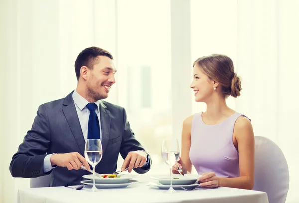 Casal sorrindo comer aperitivos no restaurante — Fotografia de Stock