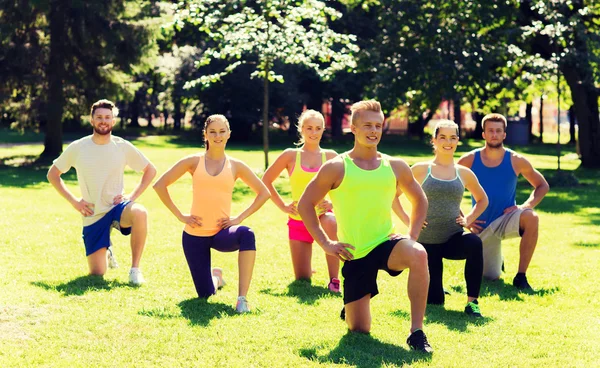 Grupo de amigos o deportistas que hacen ejercicio al aire libre —  Fotos de Stock