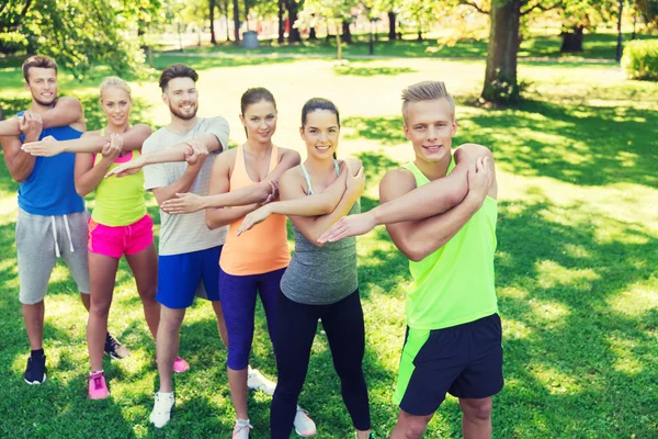 Grupo de amigos o deportistas que hacen ejercicio al aire libre —  Fotos de Stock