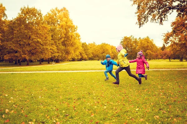 Groupe de petits enfants heureux courant à l'extérieur — Photo