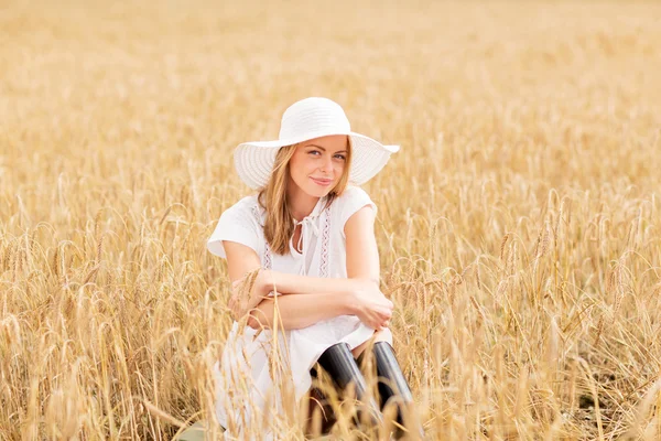 Boldog fiatal nő napszemüvegben a gabona mezőn — Stock Fotó