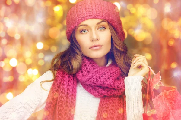 Donna felice in abiti invernali con borse della spesa — Foto Stock