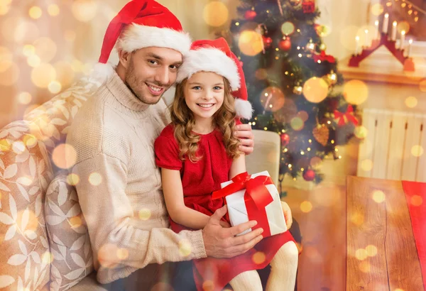 Souriant père et fille tenant boîte cadeau — Photo