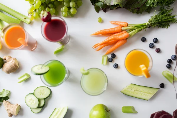 Verres avec différents jus de fruits ou de légumes — Photo