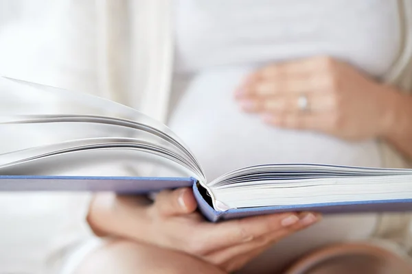 책을 읽고 임신한 여자의 클로즈업 — 스톡 사진