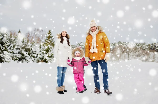 Gelukkig gezin met kind in winterkleren buitenshuis — Stockfoto