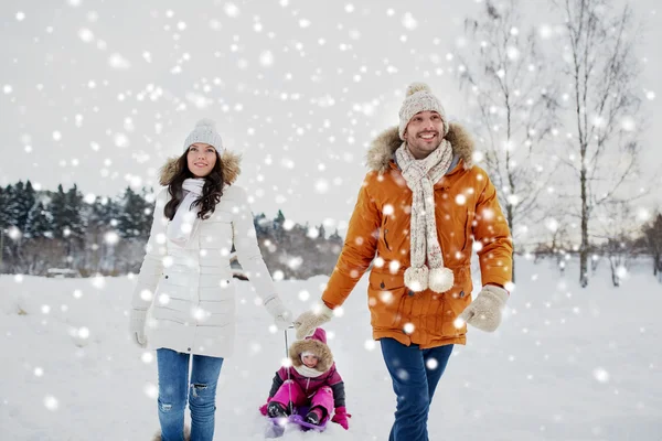 Familia feliz con trineo caminando en invierno al aire libre —  Fotos de Stock
