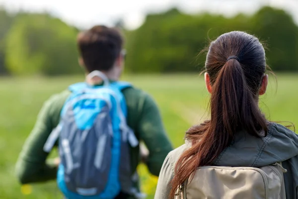 Primer plano de pareja con mochilas senderismo al aire libre — Foto de Stock