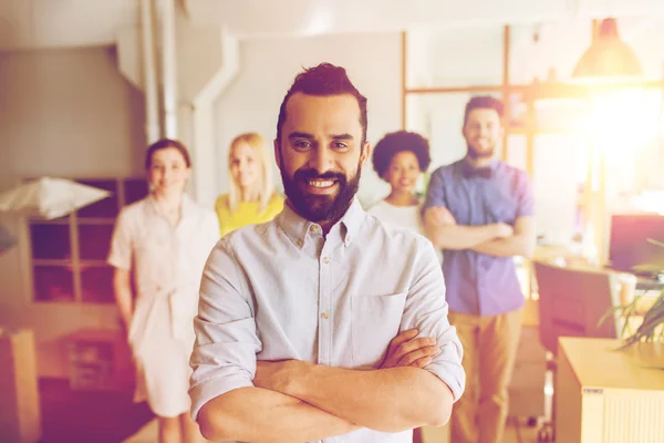 Feliz joven sobre el equipo creativo en la oficina —  Fotos de Stock