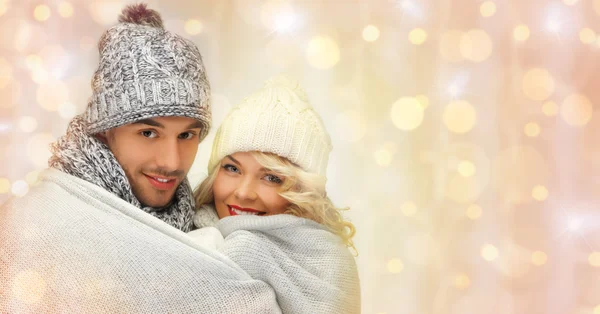 Casal família feliz em roupas de inverno abraçando — Fotografia de Stock