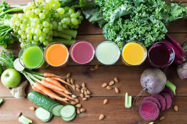 Gläser mit verschiedenen Obst- oder Gemüsesäften — Stockfoto