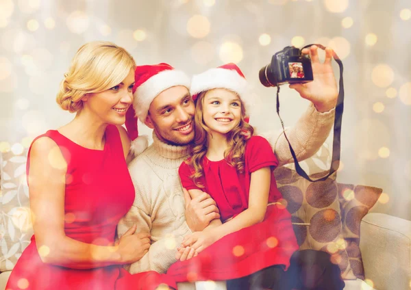 Famiglia sorridente in cappelli Babbo Natale helper scattare foto — Foto Stock