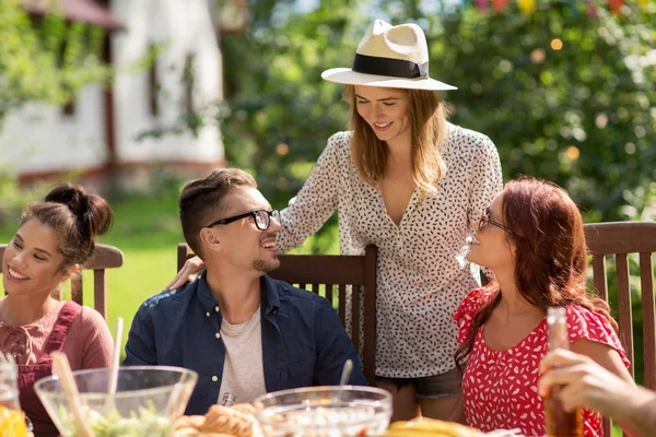 Glückliche Freunde beim Abendessen bei sommerlicher Gartenparty — Stockfoto