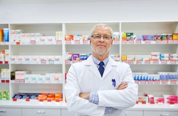 Vysoce postavený mužský lékárník v bílém plášti — Stock fotografie