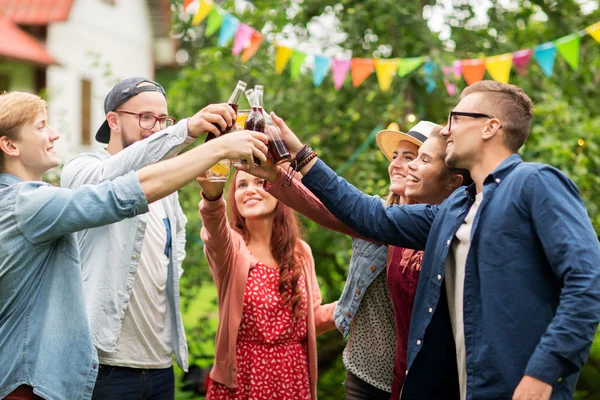 Amici felici clinking bicchieri al giardino estivo — Foto Stock