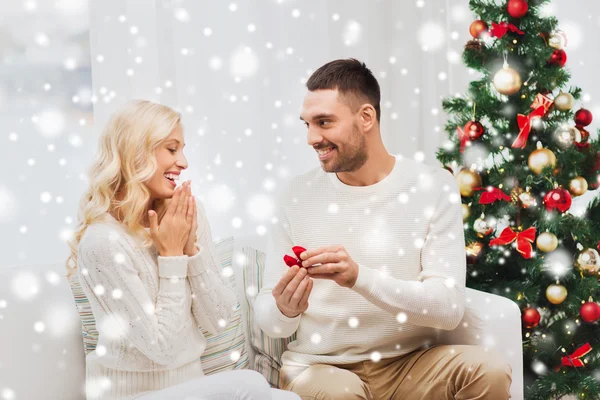 Homem dando anel de noivado mulher para o Natal — Fotografia de Stock