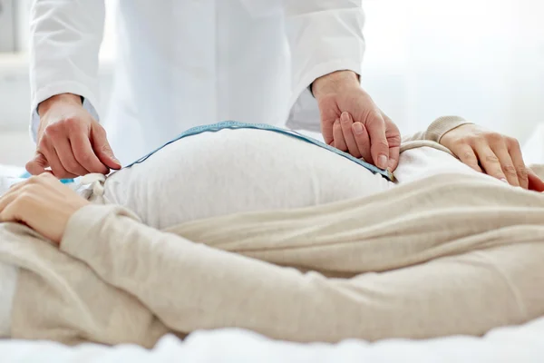 Close up of doctor and pregnant woman at hospital — Stock Photo, Image