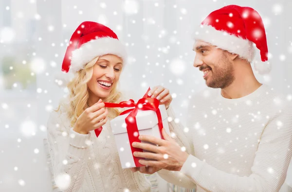 Feliz pareja en casa con caja de regalo de Navidad —  Fotos de Stock