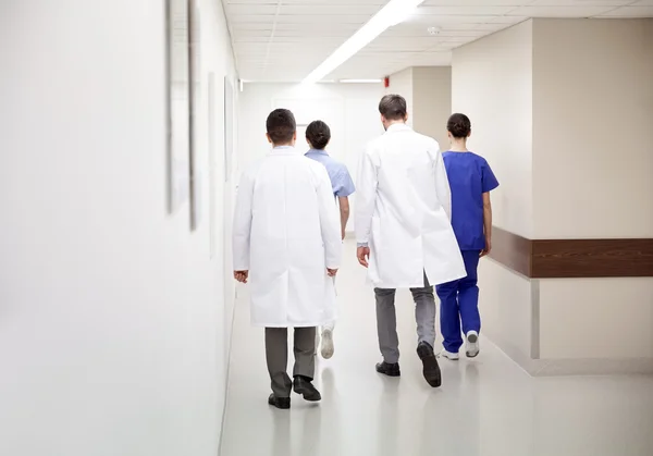 Gruppe von Sanitätern oder Ärzten, die am Krankenhaus entlang gehen — Stockfoto