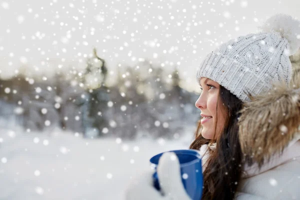 Šťastná mladá žena s šálkem čaje venku v zimě — Stock fotografie