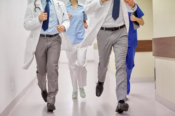 Primer plano de los médicos o médicos que corren en el hospital —  Fotos de Stock