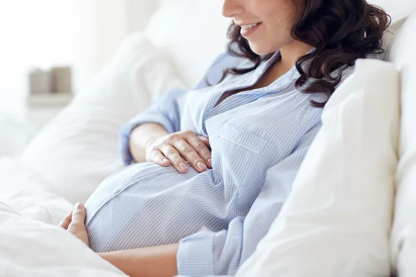 Szczęśliwy w ciąży kobiety w łóżku w domu z bliska — Zdjęcie stockowe
