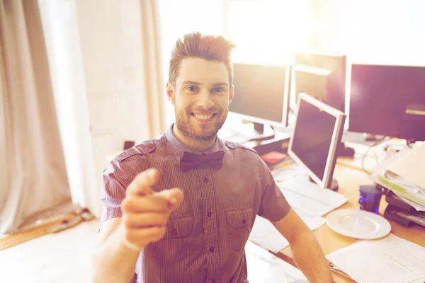 Glücklicher männlicher Büroangestellter, der mit dem Finger auf dich zeigt — Stockfoto