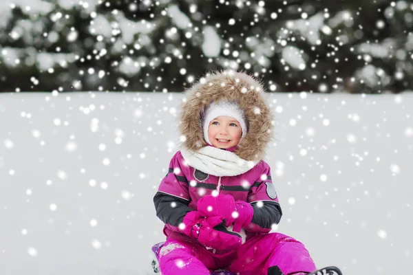 Niño feliz en trineo al aire libre en invierno — Foto de Stock