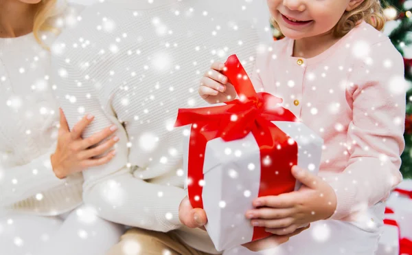 Nahaufnahme von Mutter und Kind mit Geschenkbox — Stockfoto