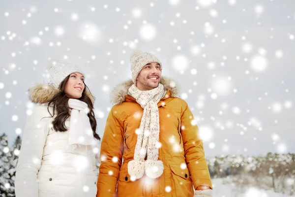Gelukkige paar lopen over de achtergrond van de winter — Stockfoto