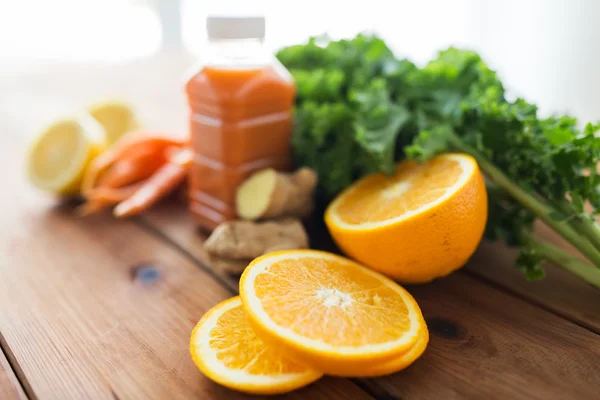 Orange mit Karottensaft, Obst und Gemüse — Stockfoto