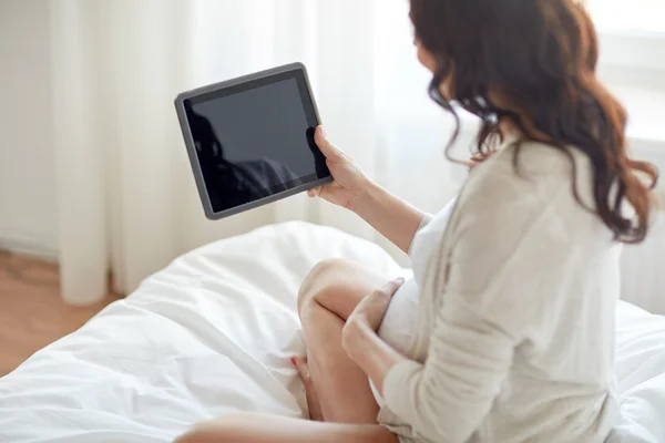 Primo piano della donna incinta con tablet pc a casa — Foto Stock