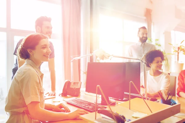 Equipe criativa feliz no escritório — Fotografia de Stock