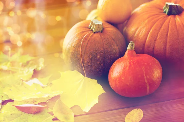 Close up van pompoenen op houten tafel thuis — Stockfoto