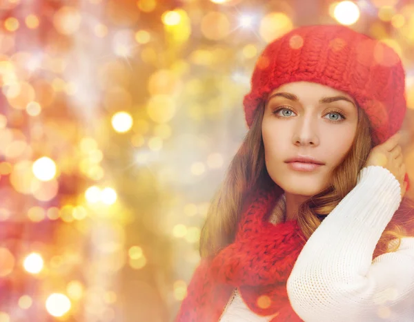 Mujer feliz en sombrero, bufanda y jersey sobre luces —  Fotos de Stock