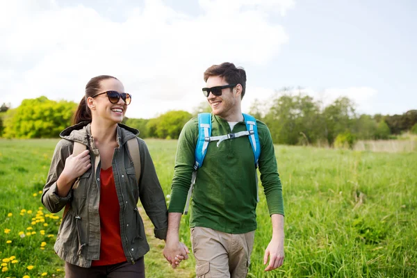 Couple heureux avec sacs à dos randonnée en plein air — Photo