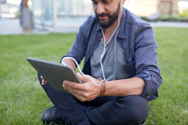 Primer plano del hombre con la PC tableta y auriculares — Foto de Stock