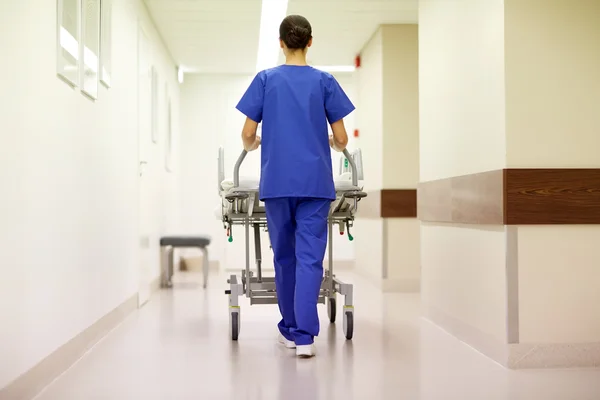 Enfermeira transportando maca do hospital para a sala de emergência — Fotografia de Stock