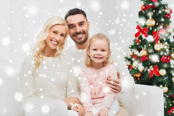 Familia feliz en casa con árbol de Navidad —  Fotos de Stock