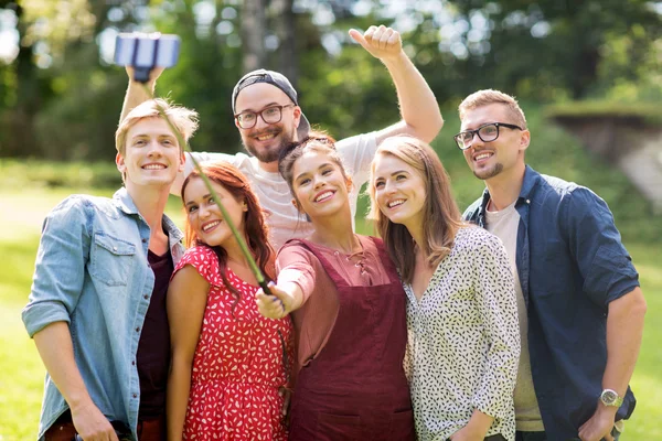 Amigos tomando selfie por teléfono inteligente en verano — Foto de Stock