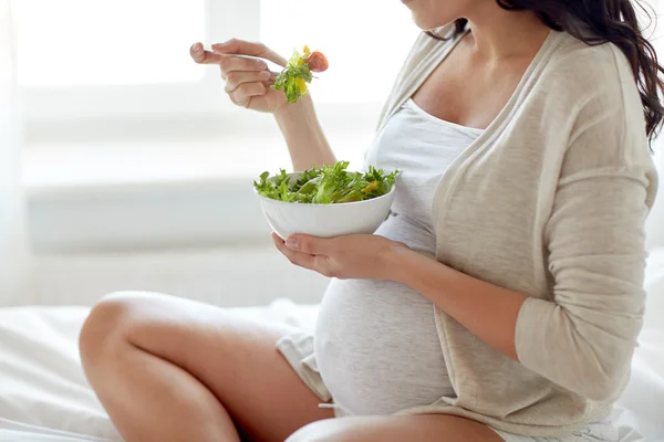 Kobieta w ciąży w domu jedzenie Sałatka z bliska — Zdjęcie stockowe