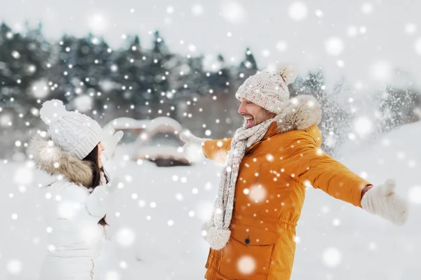 Feliz pareja jugando con nieve en invierno —  Fotos de Stock