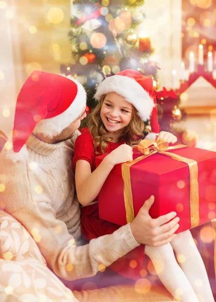Glimlachend vader en dochter geschenk doos — Stockfoto