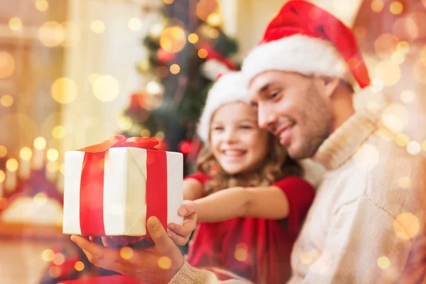 Close up of father and daughter with gift box — Stock Photo, Image