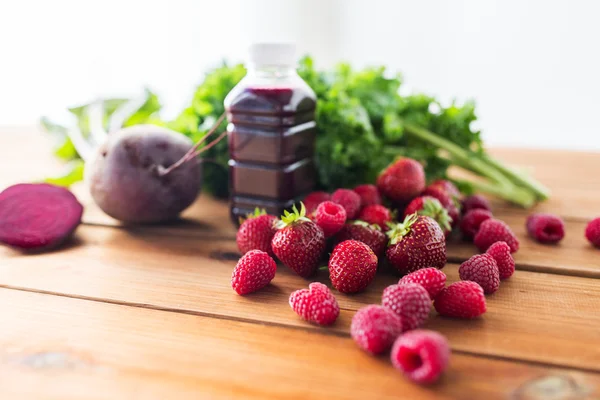 Flaske med rødbeder saft, frugt og grøntsager - Stock-foto