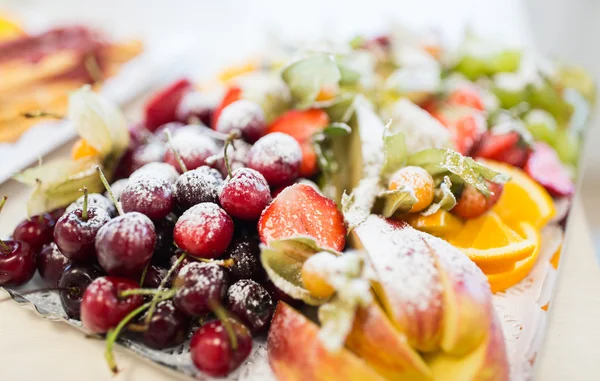 Close up de prato com sobremesa de frutas açucaradas — Fotografia de Stock